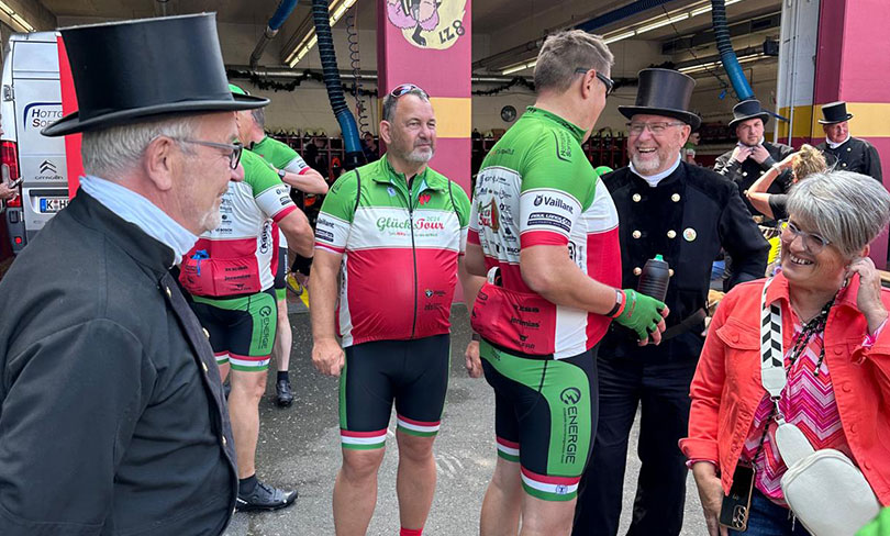 Die Schornsteinfeger sammeln bei ihrer „Glückstour“ Spenden für schwerkranke Kinder