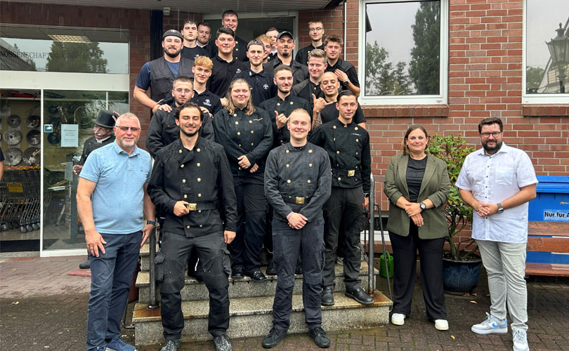 Beglückwünschte und Gratulanten:  Noah Gordon Haselmeier, Gabriel Kraus, Max Böttcher, Emir Bayram, Sarah Sophia Dettmann, Clark Engelbrecht, Max Glittenberg, Cassian Jungen, Felix Kuckei, Justin Lippert, Linus Märtin, Max Paules, Eric Richter, Jakob Rögels, Lukas Salzsieder, Semihan Sunak, Tom Julius Tigges, Paul Ufer, Lukas Werneke Finn Werner und Tobias Alexander Ziebehl. Mit im Bild Obermeister Karl-Heinz Ißling (links), Klassenlehrerin Marie Winkler (2.v.r.) und Lehrlingswart Tim Ratajczak (rechts).