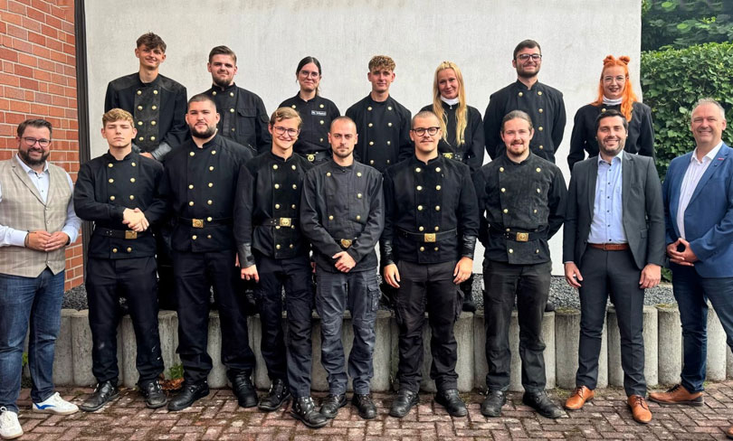 Lehrlingswart Tim Ratajczak (l.), Altgeselle Sebastian Kaspers (2.v.r.) und der stv. Obermeister Marcus Dörenkamp (r.) überbrachten die Glückwünsche an Florian Basten, Timo Delschen, Vanessa Hilger, Lukas Kaulisch, Max Peter Kram, Erwin Lang, Jannik Lang, John Mechow, Bruno Radtke, Virginia Redel, Mila Schlippak, Julien Schorn und Nils Tassner.