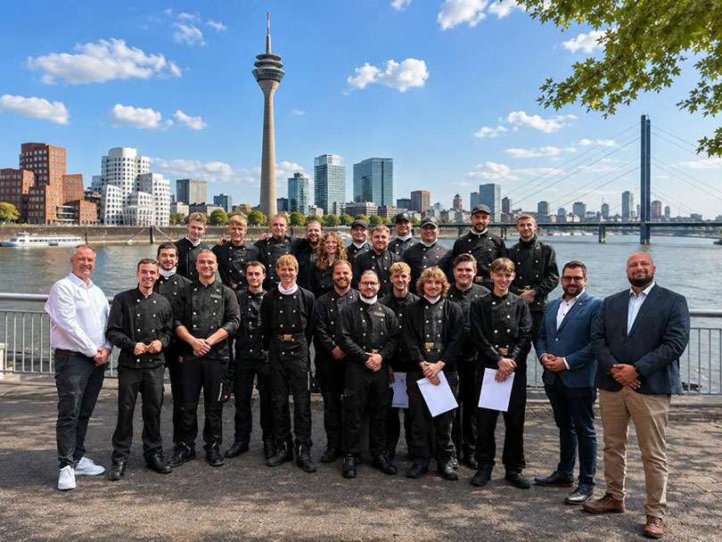 <strong>Die Prüflinge</strong> Luca Brunnabend, Christian Bendt, Matthias Bendt, Markus Bendt, Niklas Bittner, Paul Luka Boy, Jan Fugmann, Andreas Giese, Miká Heyner, Maximilian Holl, Christoph Ingerfeld, Marius Kevin Kapala, Cee-Jay Kreiskott, Tom Raimund Öder, Nathalie Schäfer, Robin Schultze, Luca Jerome Schumacher, Finn Filip Spiekers, Phillip Steeg, Erik Ueffing, Malte Werneke und Max Willerscheid. Mit auf dem Bild sind auch die Gratulanten Obermeister Marcus Dörenkamp, Lehrlingswart Tim Ratajczak und der Gesellenvertreter David Coenen.