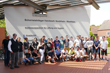 Die Azubis des zweiten Lehrjahres mit den Berufsschullehrern Roeb und Köhne (links) vor der Schornsteinfegerschule in Dülmen