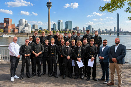 <strong>Die Prüflinge</strong> Luca Brunnabend, Christian Bendt, Matthias Bendt, Markus Bendt, Niklas Bittner, Paul Luka Boy, Jan Fugmann, Andreas Giese, Miká Heyner, Maximilian Holl, Christoph Ingerfeld, Marius Kevin Kapala, Cee-Jay Kreiskott, Tom Raimund Öder, Nathalie Schäfer, Robin Schultze, Luca Jerome Schumacher, Finn Filip Spiekers, Phillip Steeg, Erik Ueffing, Malte Werneke und Max Willerscheid. Mit auf dem Bild sind auch die Gratulanten Obermeister Marcus Dörenkamp, Lehrlingswart Tim Ratajczak und der Gesellenvertreter David Coenen.