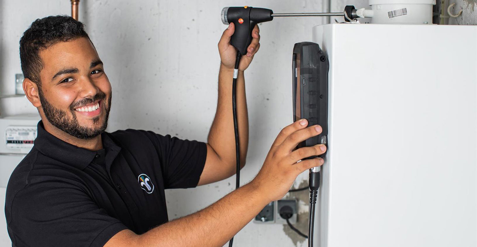 Schornsteinfeger bei der Abgasmessung